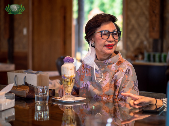 Former Palo, Leyte, Mayor Remedios Petilla enjoys a halo-halo at the Tzu Chi coffee shop. “I know how very active Tzu Chi is, especially in times of disaster. That’s why I know that every piece that I buy, every food I buy and I eat, will greatly help others.”