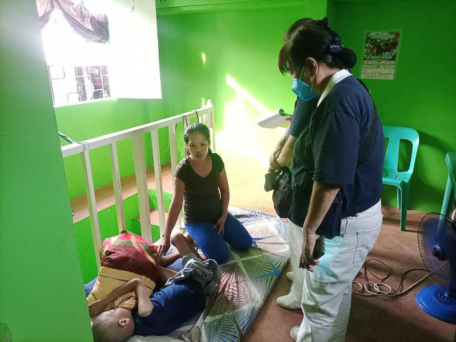 During a home visit, Tzu Chi volunteers document Prince Galban’s struggles with Pott disease or tuberculosis of the spine. Symptoms include difficulty moving and large abscesses on his chest, back, and leg. 