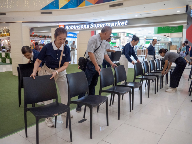 Tzu Chi volunteers set up the photo and video exhibit at Robinsons North Tacloban. 【Photo by Matt Serrano】
