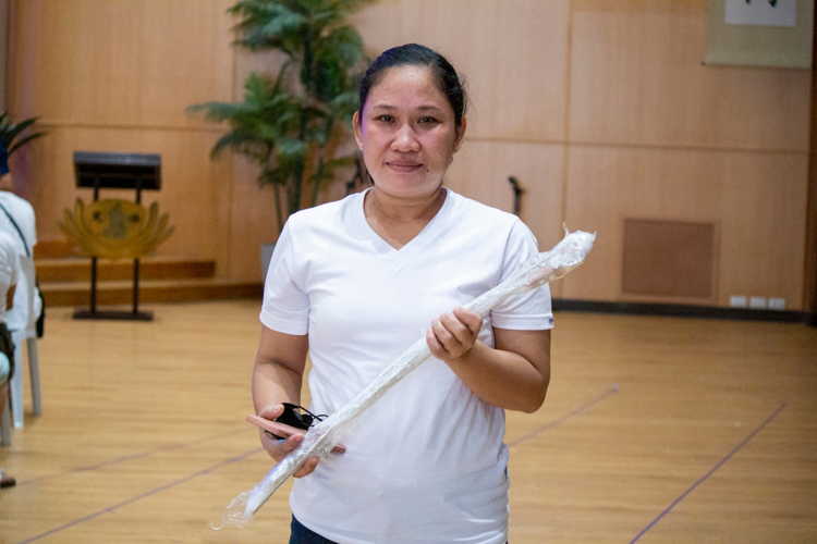 Rosevic Austero donates the metal rod and screws used to hold her husband’s broken right leg in place after he figured in a freak accident last April. 【Photo by Matt Serrano】