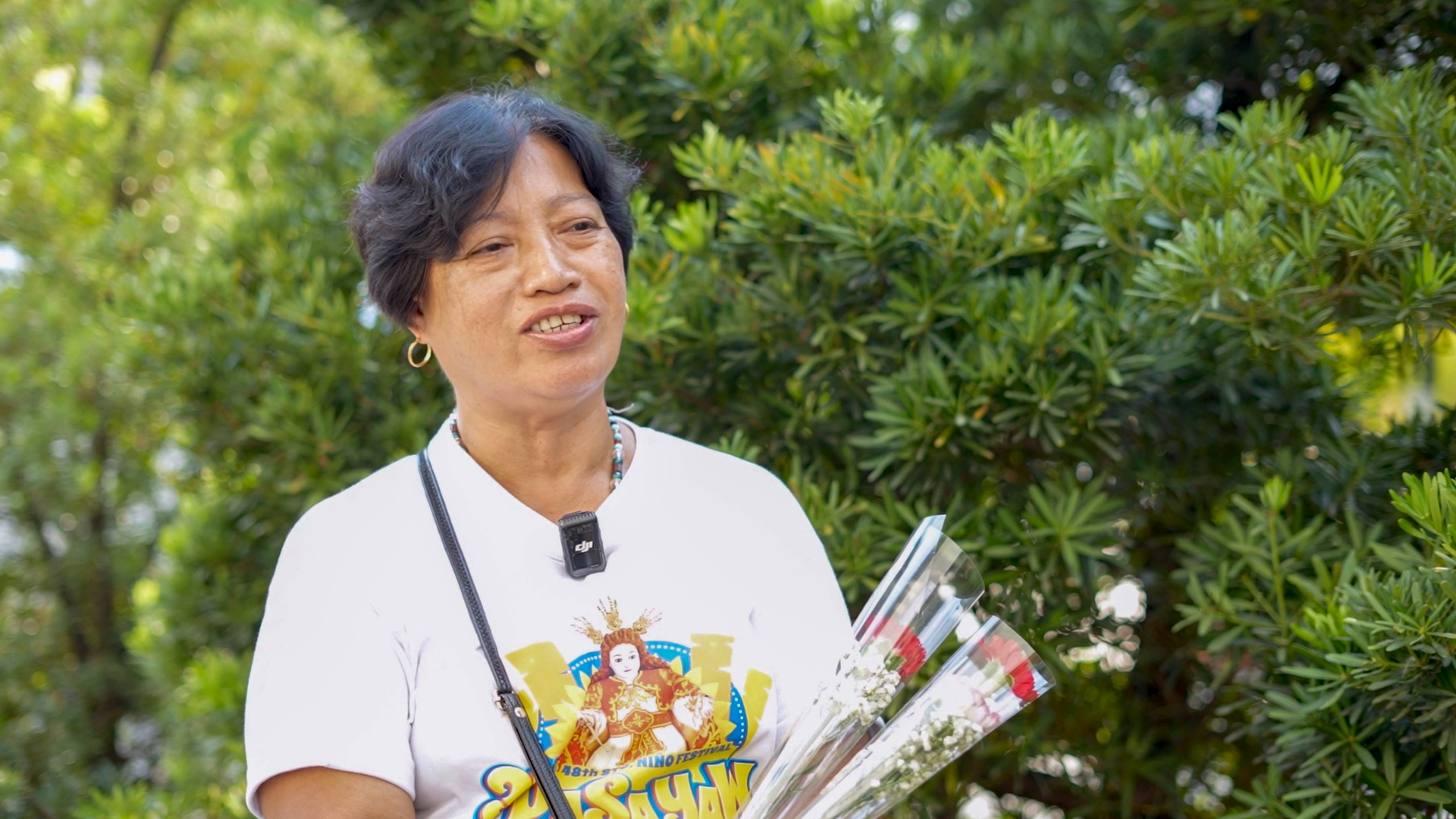 Maximina Secretario, invited by neighbors and Tzu Chi volunteers from San Mateo, Rizal, joyfully attended the celebration and received Mother’s Day flowers.