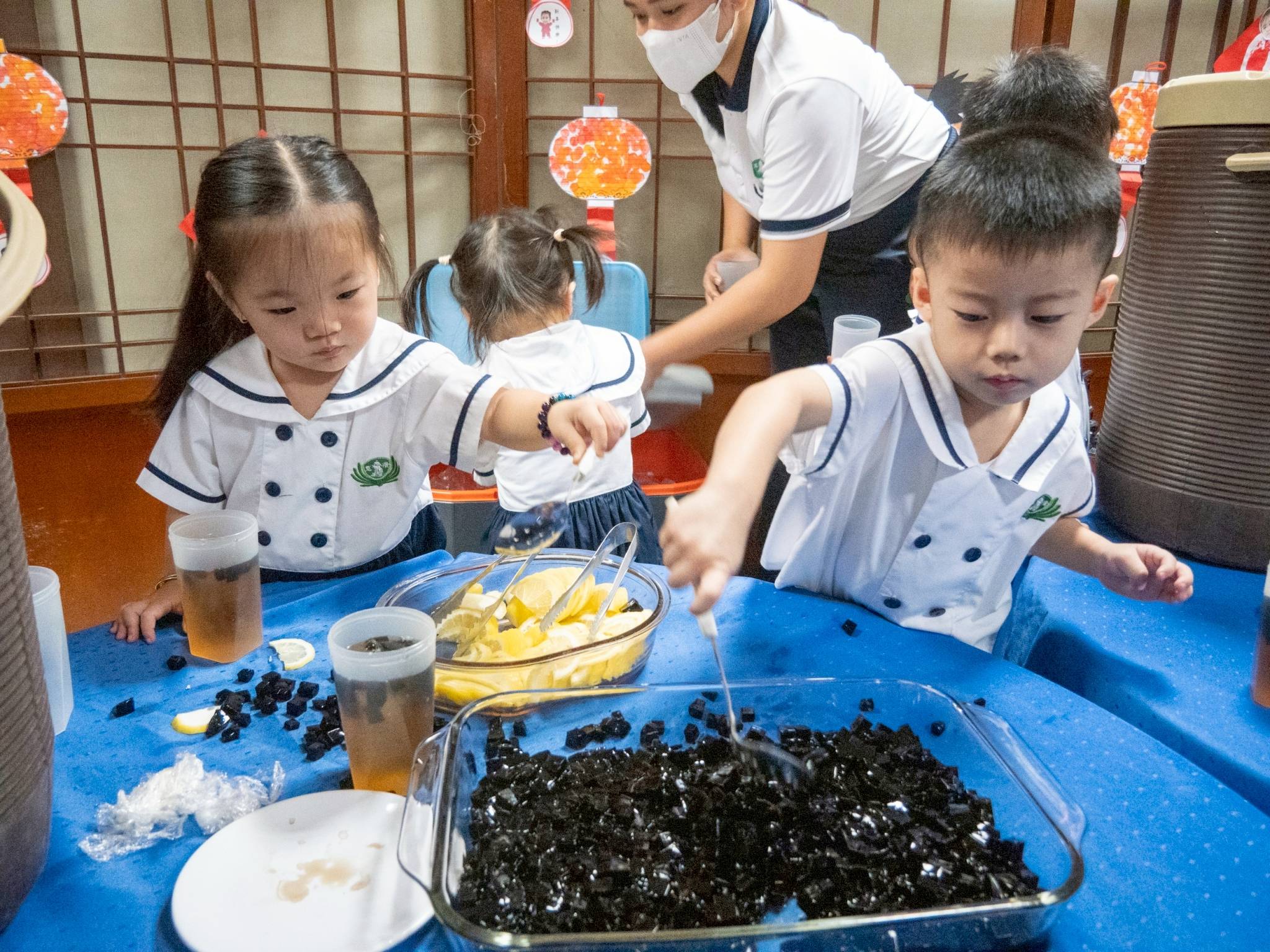The preschoolers confidently prepared the refreshments for their market.