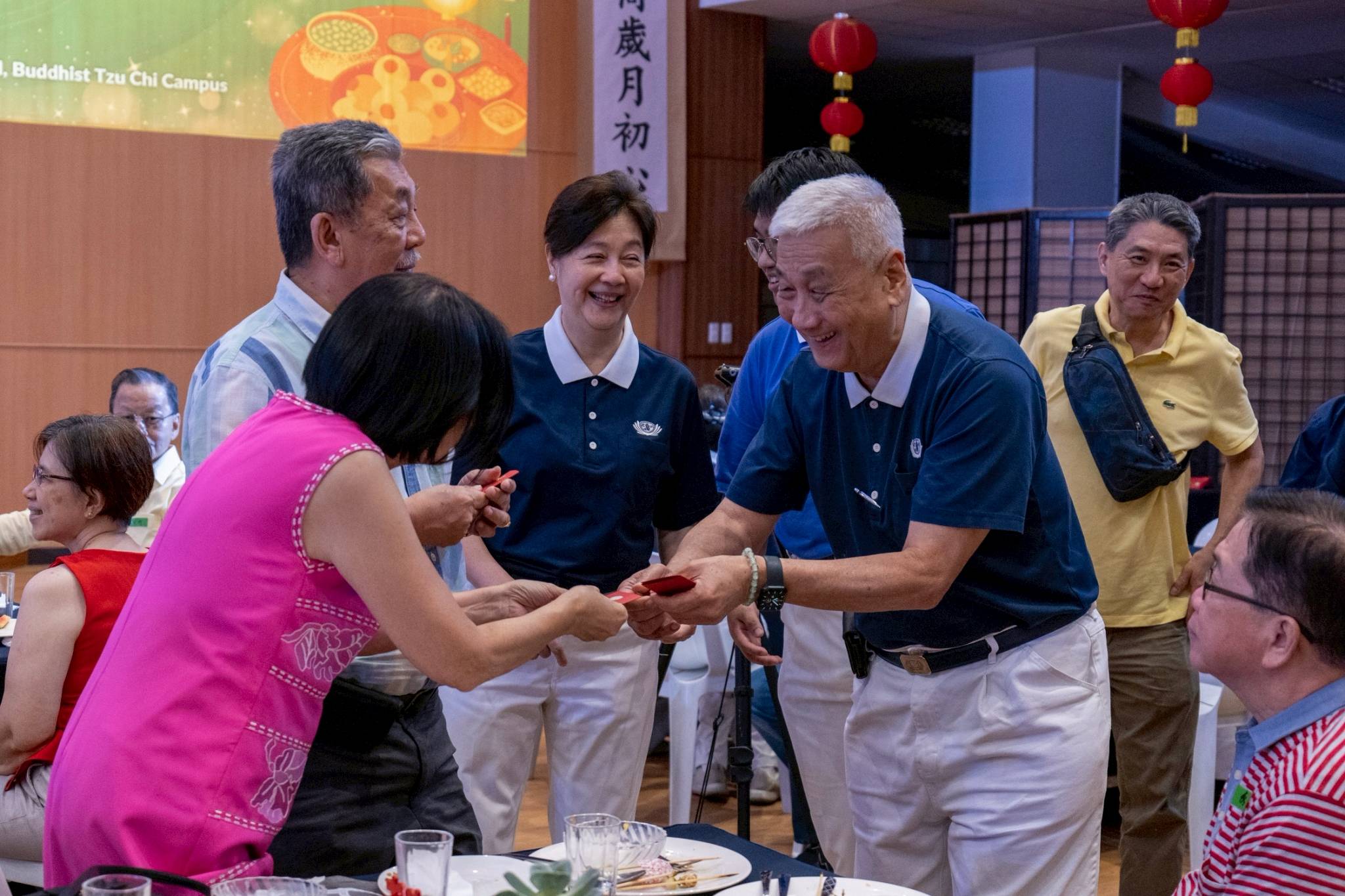  A guest receives an angpao (red envelope) from Tzu Chi Philippines CEO Henry Yuñez.