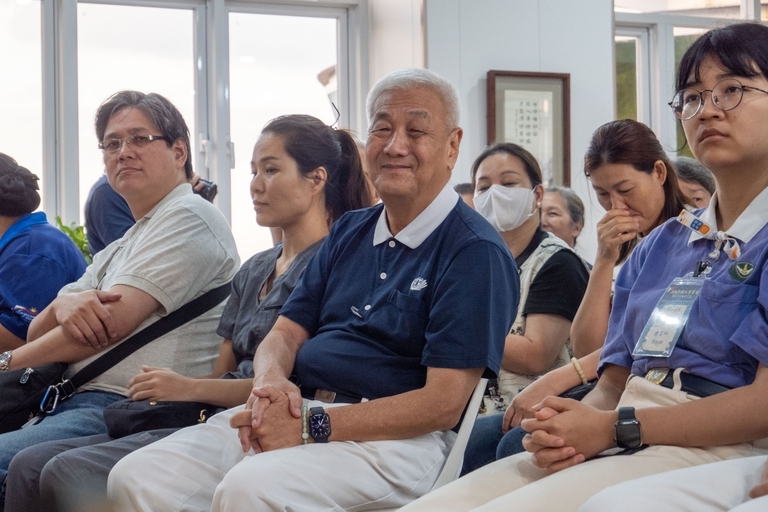 Tzu Chi Philippines CEO Henry Yuñez (third from left) smiles while listening to the sharing portion of the thanksgiving party.