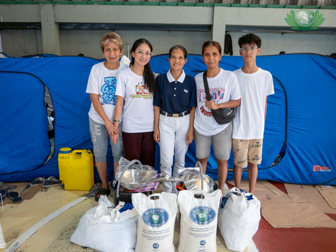 Beneficiaries include Tzu Chi scholar alumna Roxanne Pandaan (second from left), volunteer Wilma Buenaventura (center), and scholar Daniel Buenaventura (first from right).