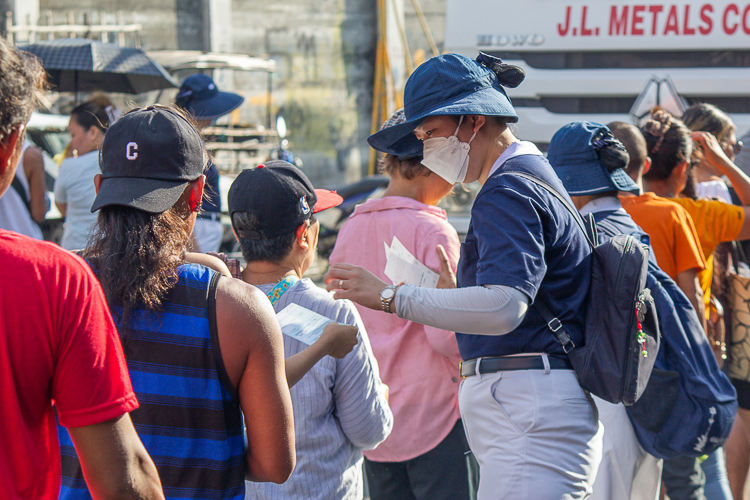 A Tzu Chi volunteer collects the beneficiaries’ claim stubs for the GI sheets. 【Photo by Marella Saldonido】