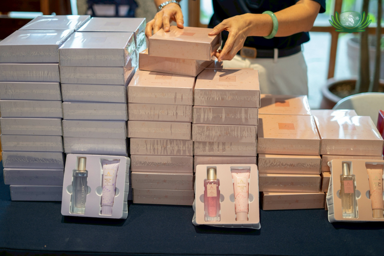 Shoppers liked the convenience and practicality of hand creams and fragrances in a box. 