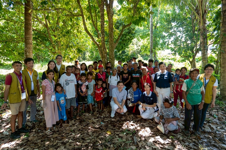 Tzu Chi volunteers, staff, and NCIP representatives took photos with the Alangan Mangyans, reflecting mutual respect and solidarity. 