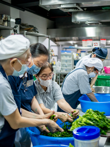 It’s labor-intensive, but cooking is fun too. Volunteers describe the mood in the kitchen has happy and warm. 【Photo by Daniel Lazar】