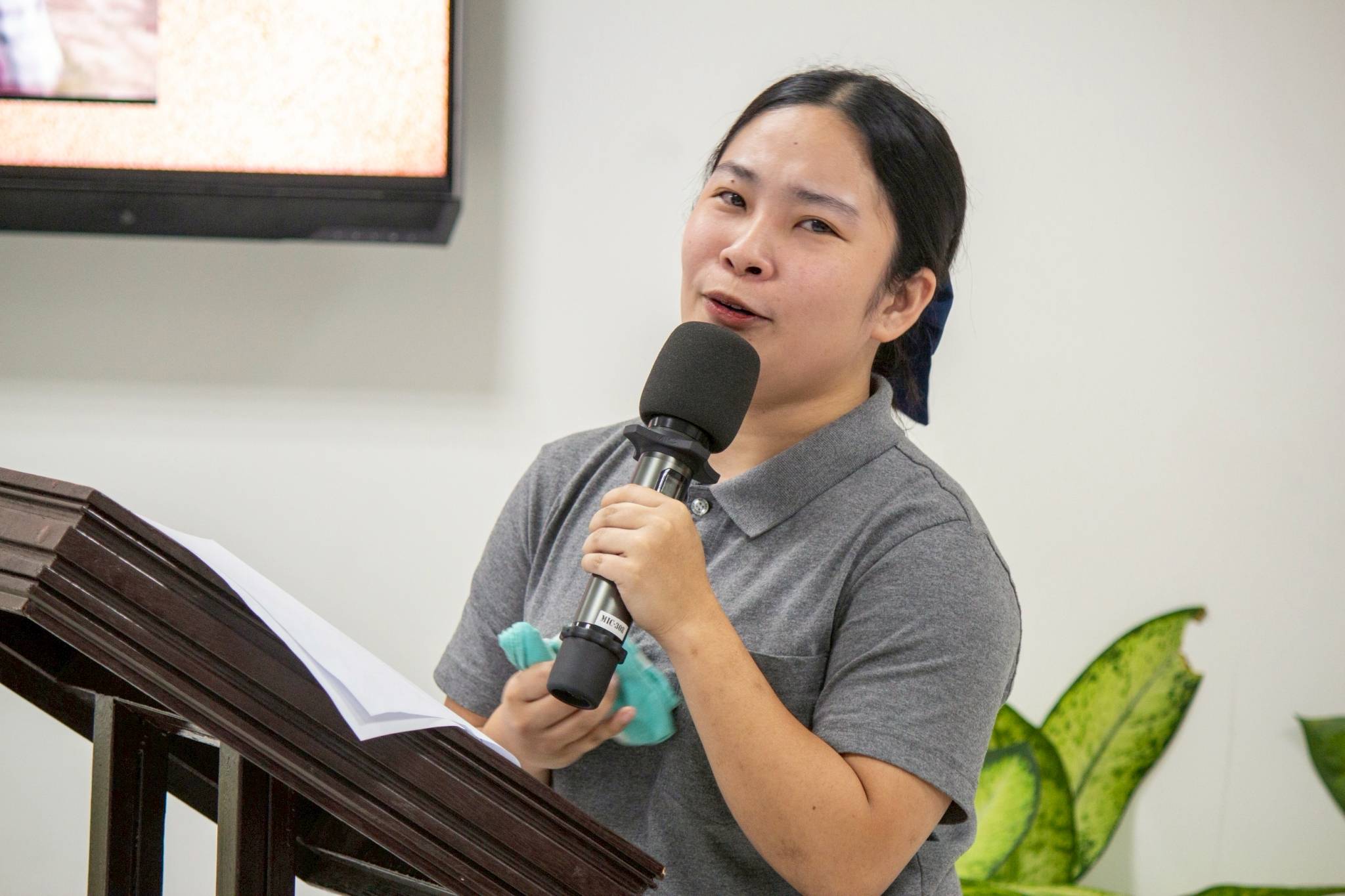 Tzu Chi Tech-Voc scholar Esmeralda Daganasol sobbed throughout her talk as she recalled the painful memory of applying her caregiving skills on her first patient—her mother. 