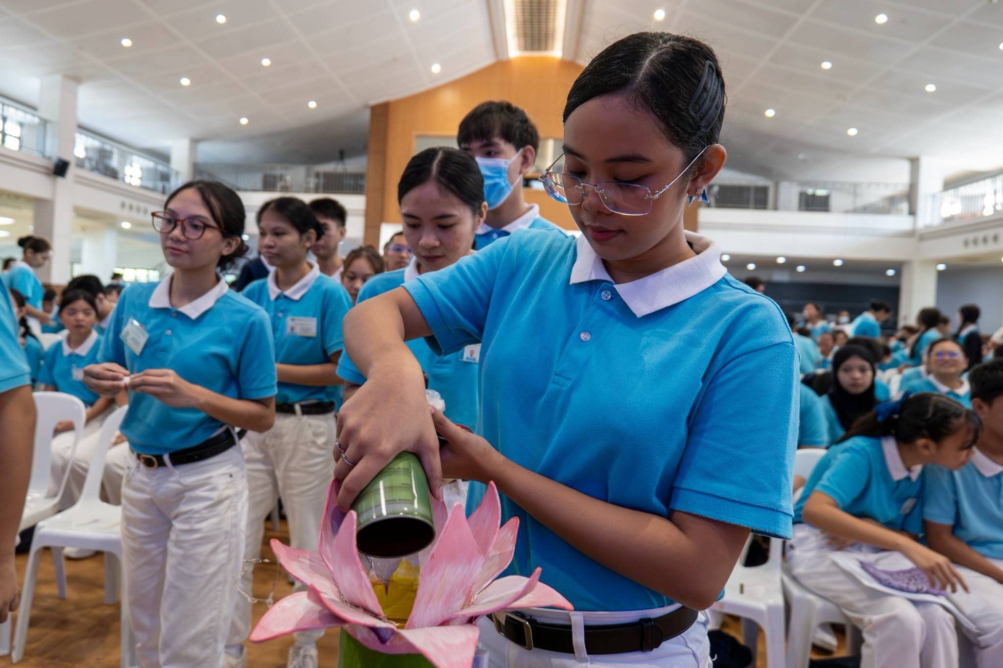 A Tzu Chi scholar gives back hope by pouring her savings into a bamboo coin bank.
