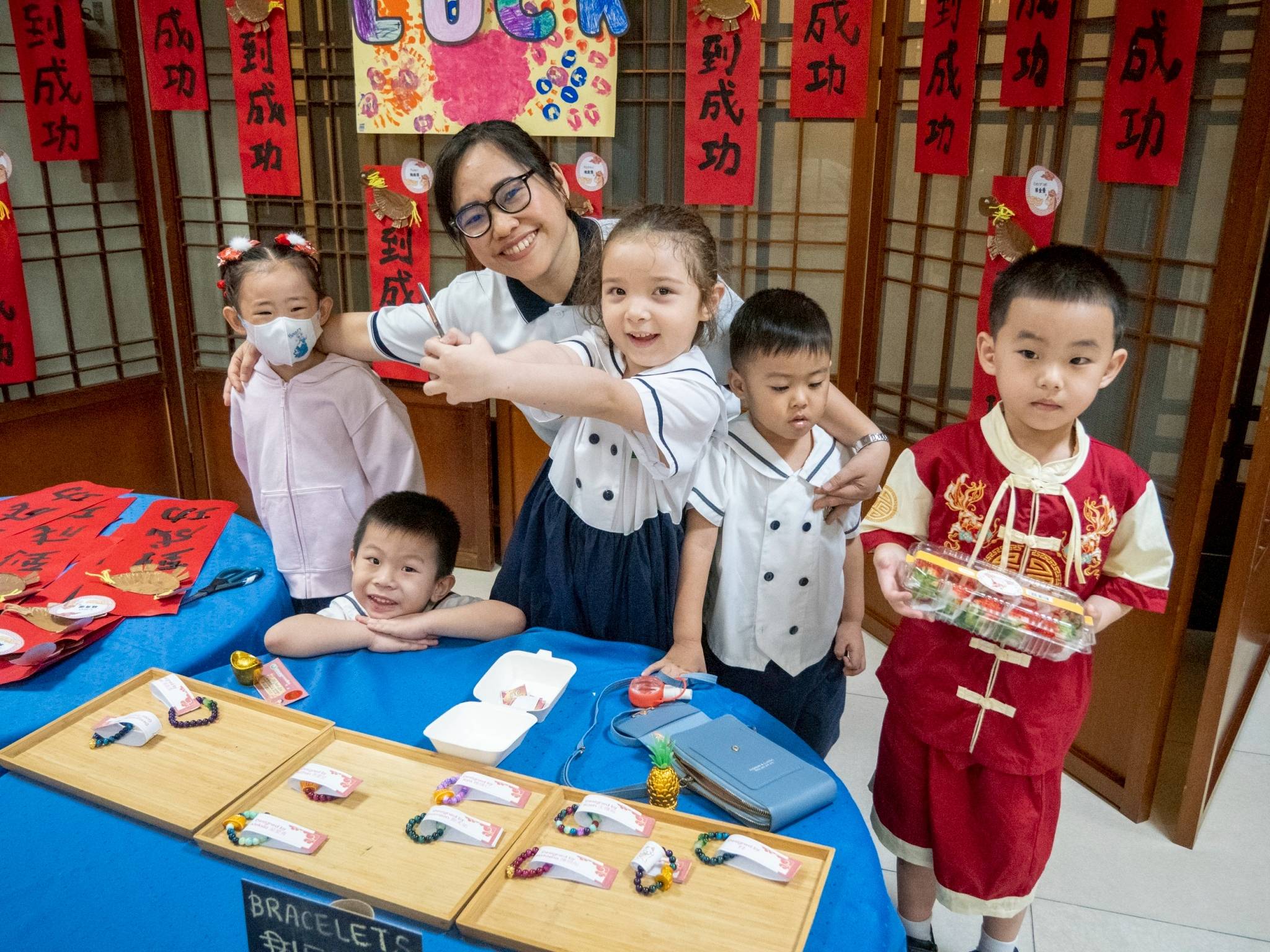 The bracelets were a hit, with the young vendors efficiently managing sales together.