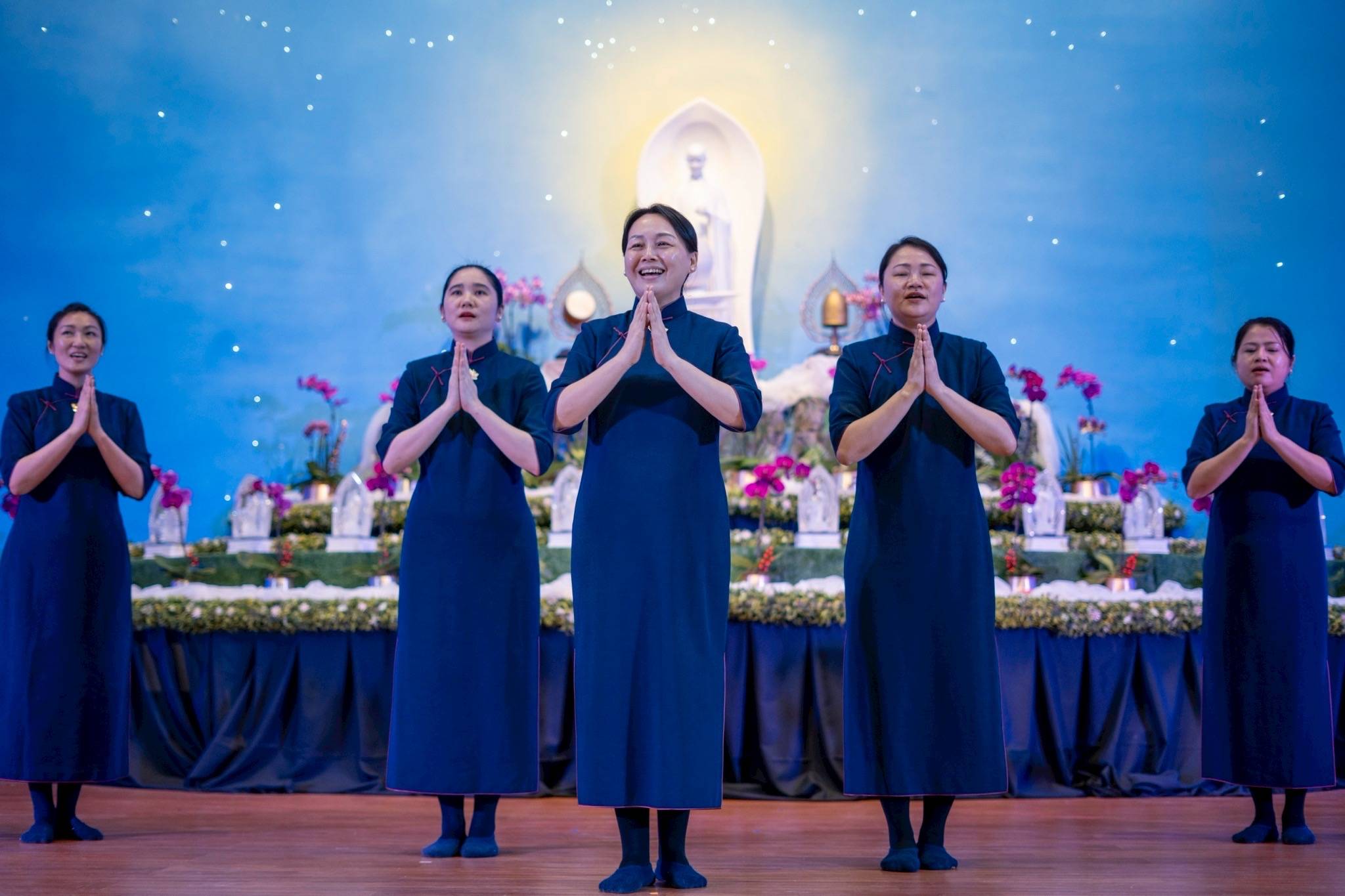Tzu Chi volunteers interpret the song "Gratitude, Respect, Love” with graceful sign language.