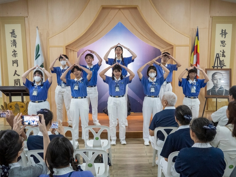 Tzu Chi Youth volunteers from Taiwan share a meaningful sign language performance.