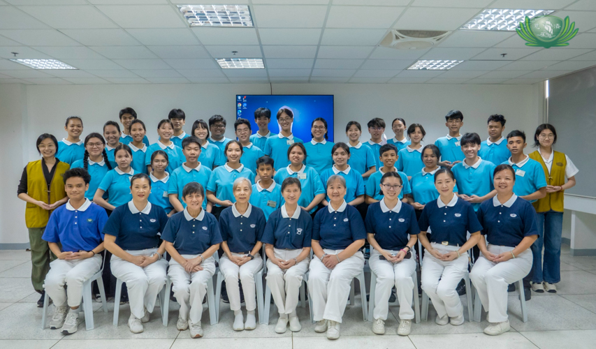 Tzu Chi volunteers and scholars take a class picture after completing the day’s lesson.