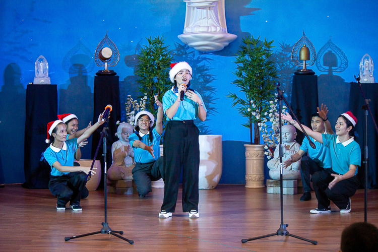 Tzu Chi scholars from the University of the Philippines (UP) at the Christmas Carol Contest【Photo by Marella Saldonido】