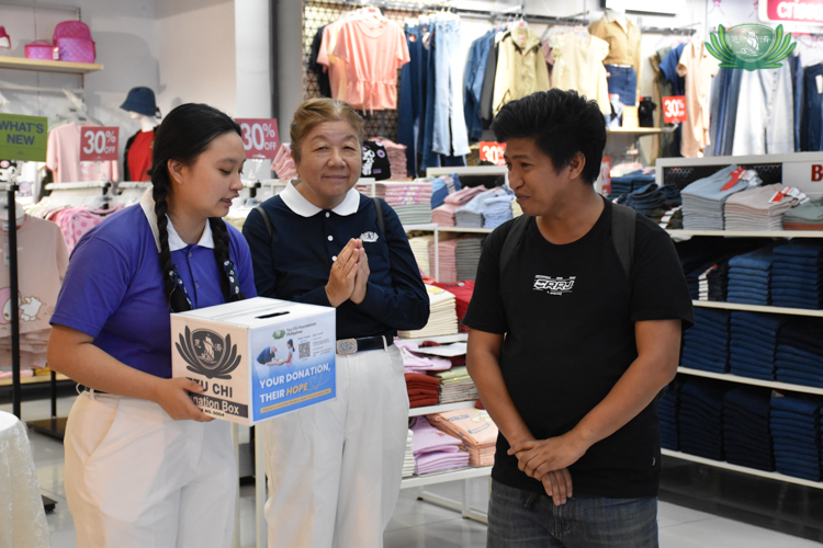 Even after 30 years in the Philippines, many Filipinos have not heard of Tzu Chi. Soliciting for donations in a mall gives volunteers the opportunity to create awareness of the work that Tzu Chi has done in the past three decades.  
