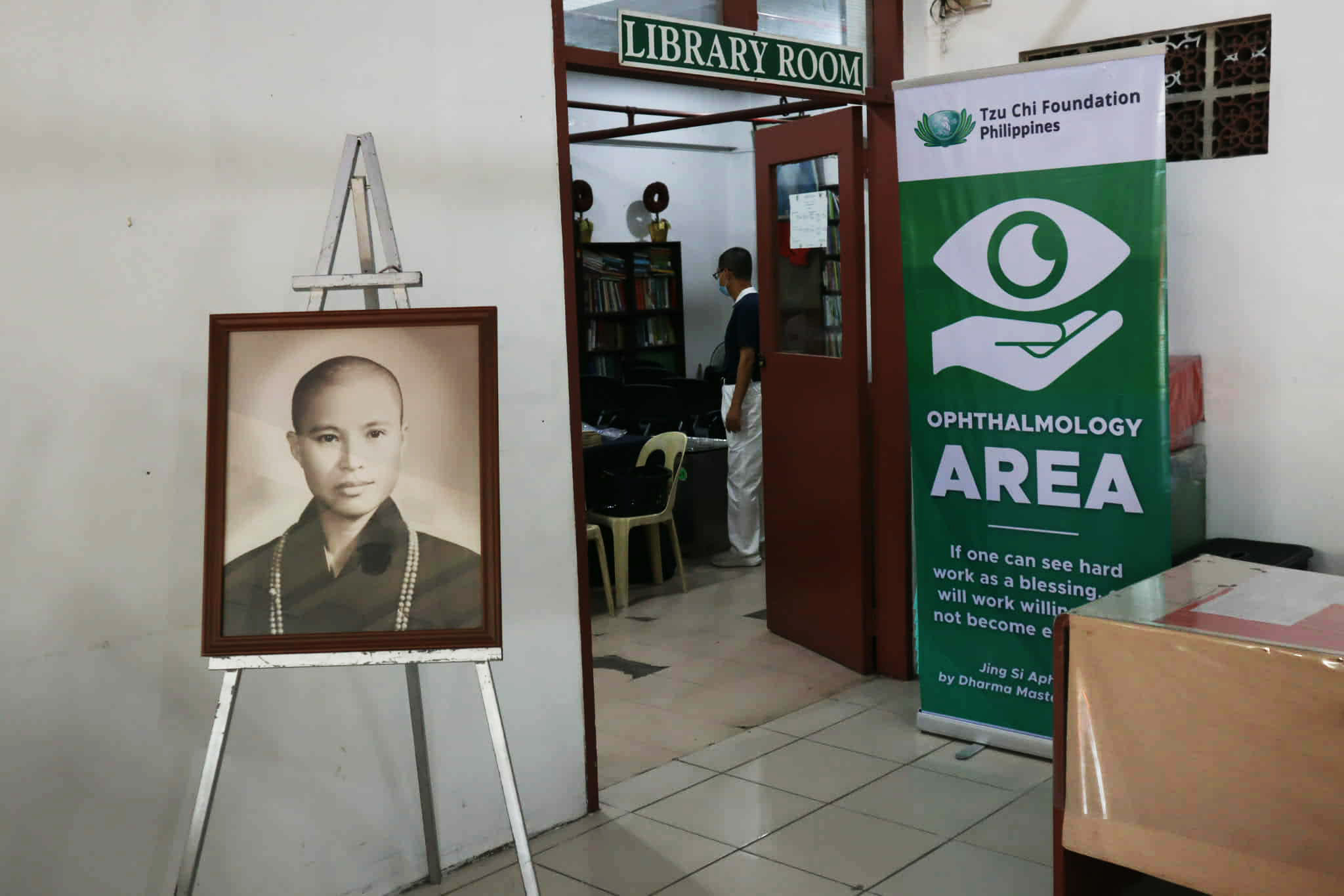 A portrait of Tzu Chi founder Dharma Master Cheng Yen greets PDL at the entrance of the medical mission.