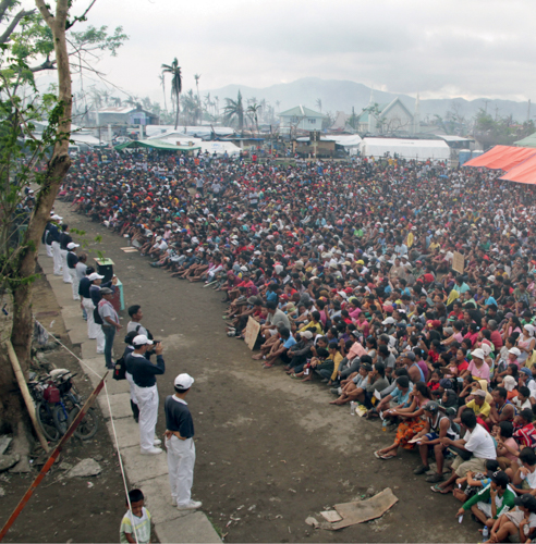 About 12,000 people gather at San Jose Elementary School to participate in Tzu Chi’s “Cash for Work” program in Tacloban City. 