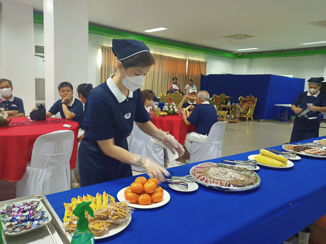 The Sultan Kudarat local government represented by Ma. Cristina Tugas of the Budget Office also brought fresh fruits and some of the province’s local delicacies during the medical mission. 【Photo by Nancy Ang】