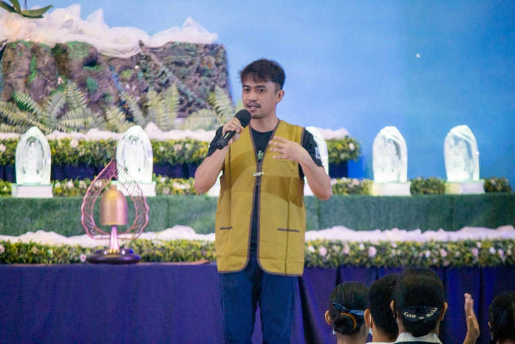 Guest speaker Gin Gigaquit recounts the moving experience of watching Tzu Chi volunteers care for the sick at Taipei Tzu Chi Hospital’s palliative care unit.