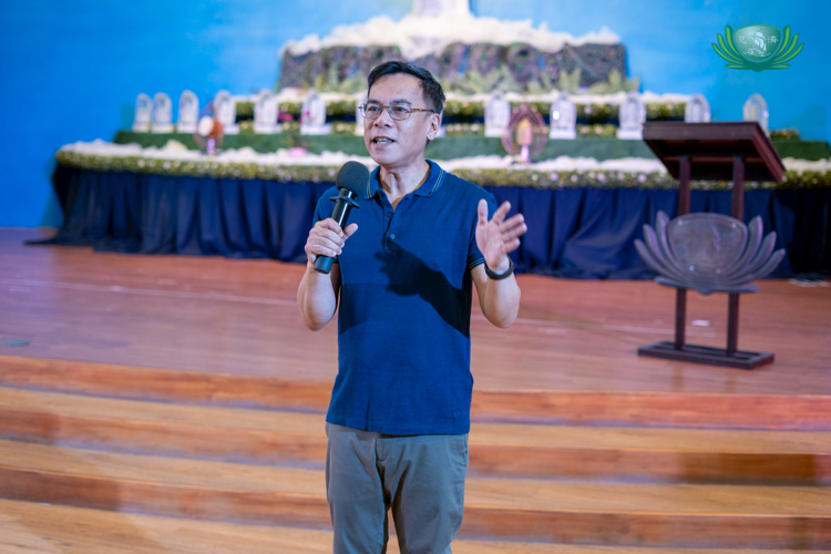 Darwin Soriano gives an aspirational talk on “Mapping Career Destinations and Navigating Life After College.”