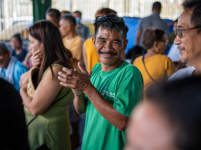 “For Tzu Chi to help more people, we have to set aside money, even small change,” said Tumana resident Antonio Reyes. “We don’t have to think about where or who it’s going to. What’s important is we help. What we donate helps a lot of people, and it’s our chance to give back.” 【Photo by Matt Serrano】