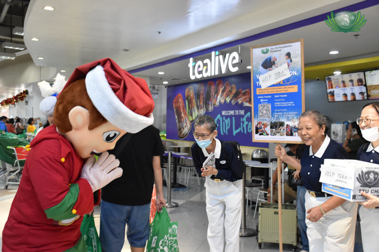 Thankful all around: Tzu Chi volunteers and Metro’s Santa mascot bow to each other in gratitude.