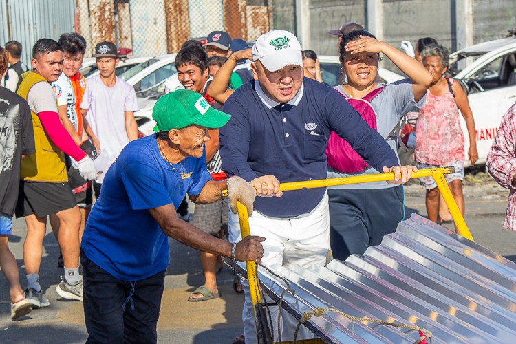 Tzu Chi volunteers assist the beneficiaries as they receive their GI sheets. 【Photo by Marella Saldonido】
