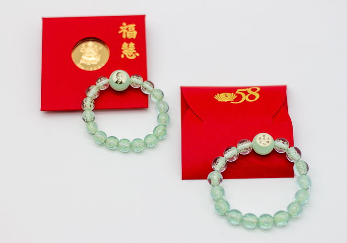 This second moving up ceremony was made more memorable with each student receiving a bracelet and red envelope from Dharma Master Cheng Yen.