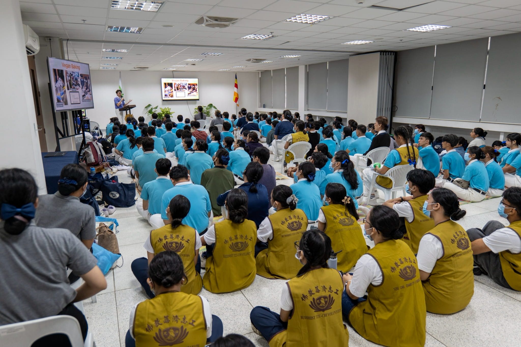 Scholars listen as a member of Tzu Chi Youth explains the different activities organized in Tzu Chi Taiwan.