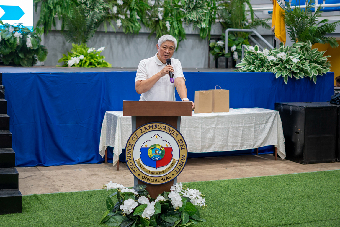 Dr. Josefino Qua, co-founding member  of the Tzu Chi International Medical Association (TIMA), proudly presents the total case numbers per department, acknowledging the collective effort of the entire team.