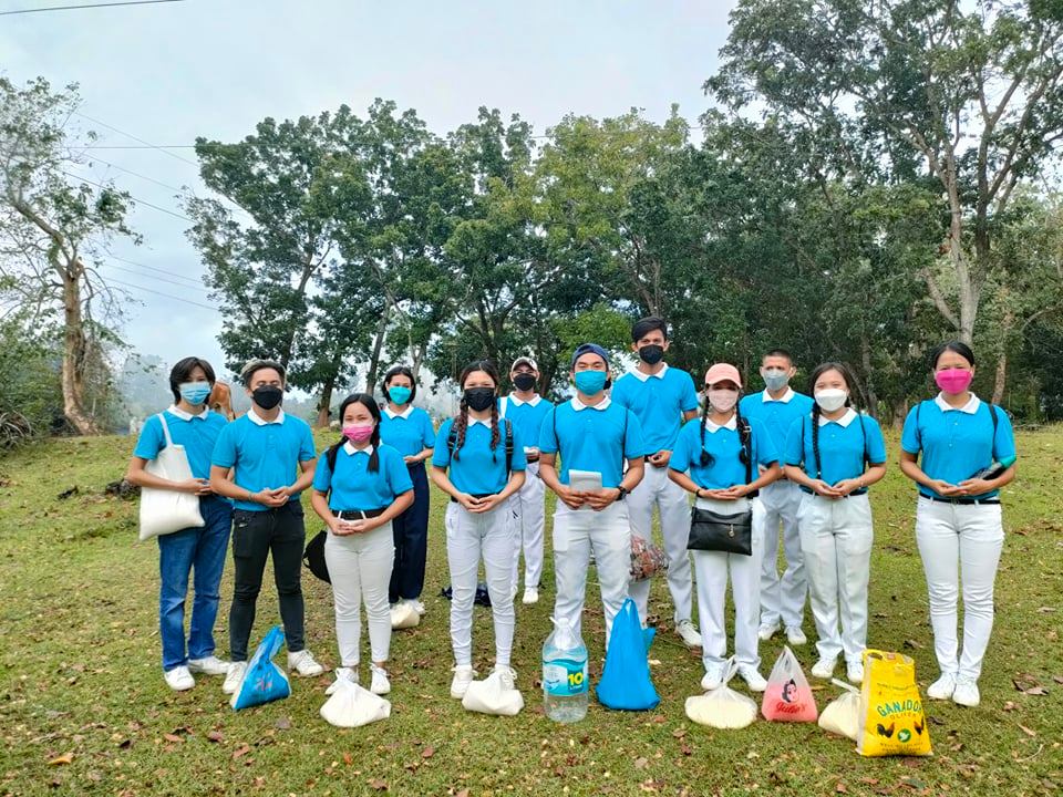 Scholars surprised Tzu Chi volunteers by initiating a distribution drive of their own. Twenty families from the neighboring barangays were the recipients of their repacked rice.