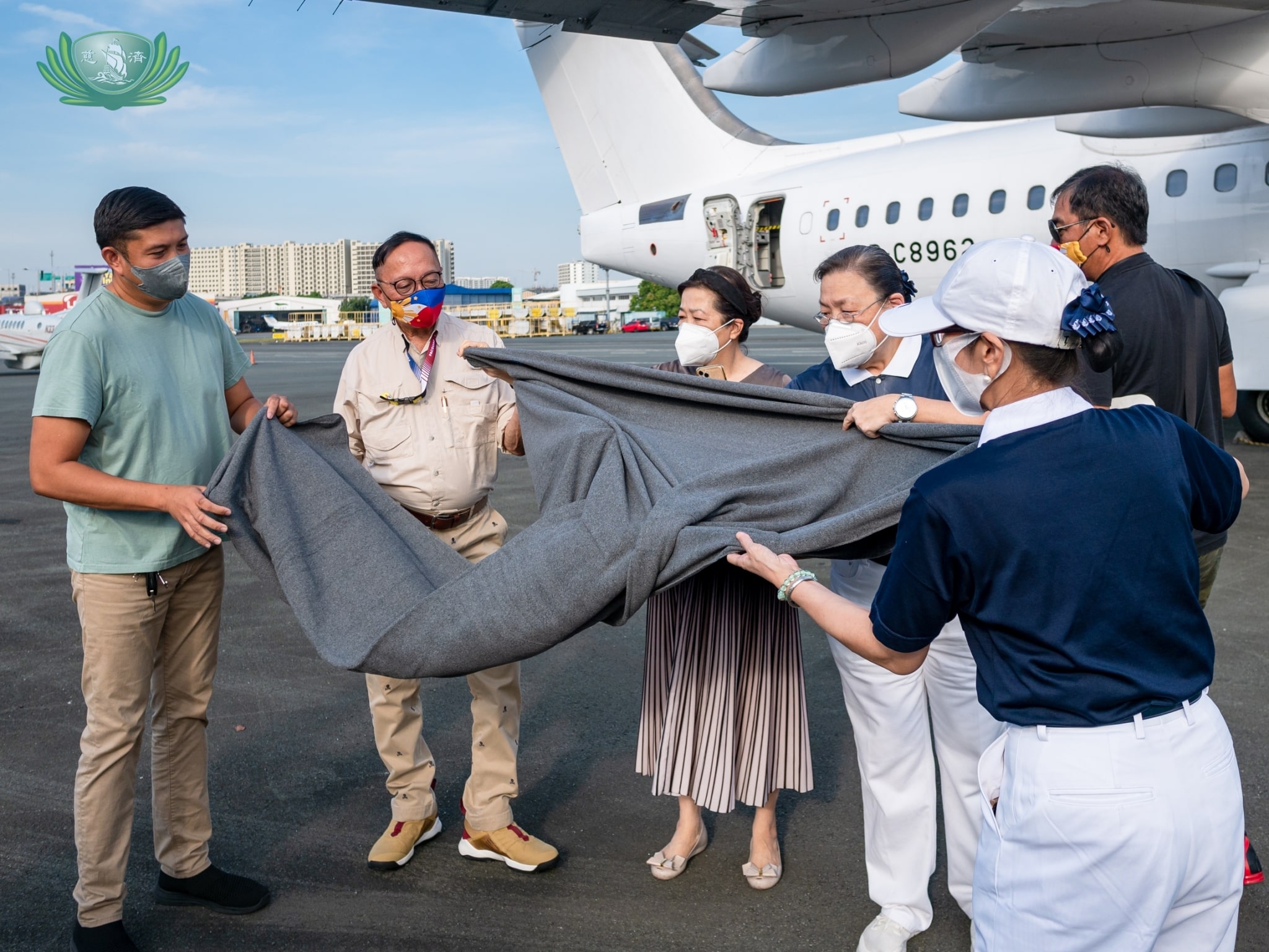Made of fleece and upcycled PET bottles, the blankets from Taiwan are durable and last for years. Buddy Zamora (second from left) and Elsie Chua (third from left) helped facilitate the flight for the transport and distribution of the blankets. 【Photo by Daniel Lazar】 