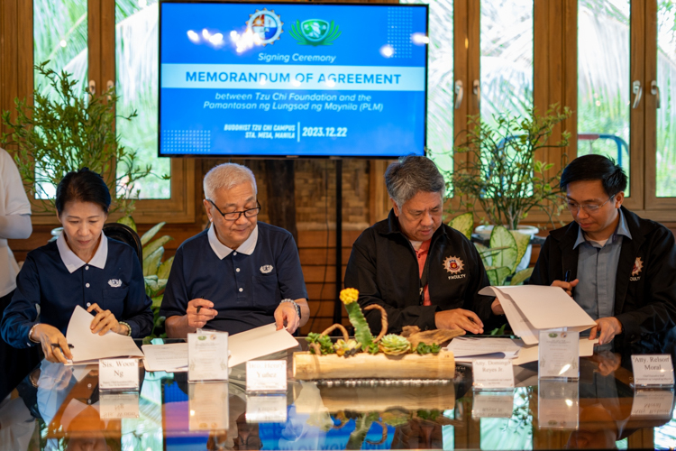 Tzu Chi volunteers and officials of the Pamantasan ng Lungsod ng Maynila (PLM) meet at the Café of Buddhist Tzu Chi Campus in Sta. Mesa, Manila, for the signing of a Memorandum of Agreement acknowledging 41 PLM students as Tzu Chi scholars for schoolyear 2023-2024. 【Photo by Jeaneal Dando】