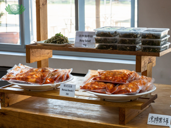 Vegetarian favorites kelp salad and Korean kimchi【Photo by Daniel Lazar】