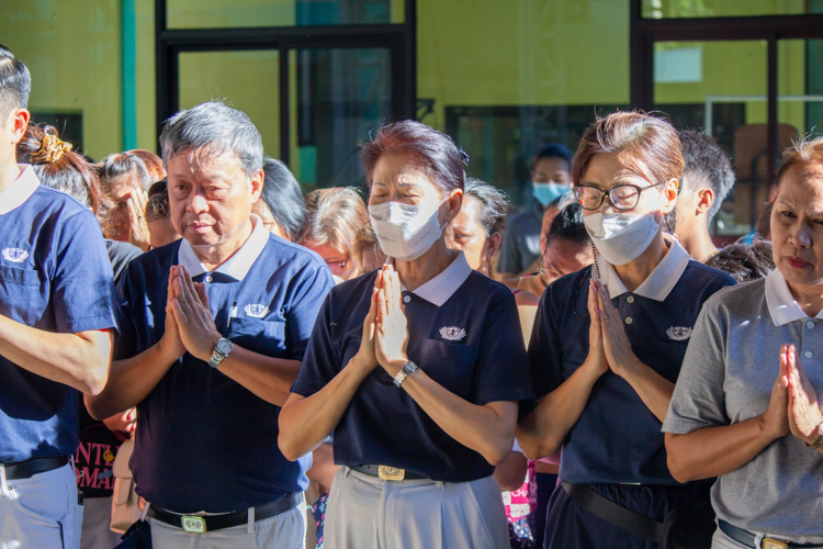 Tzu Chi volunteers join in the prayer for the families affected by the recent magnitude 7.4 earthquake in Taiwan. 【Photo by Marella Saldonido】