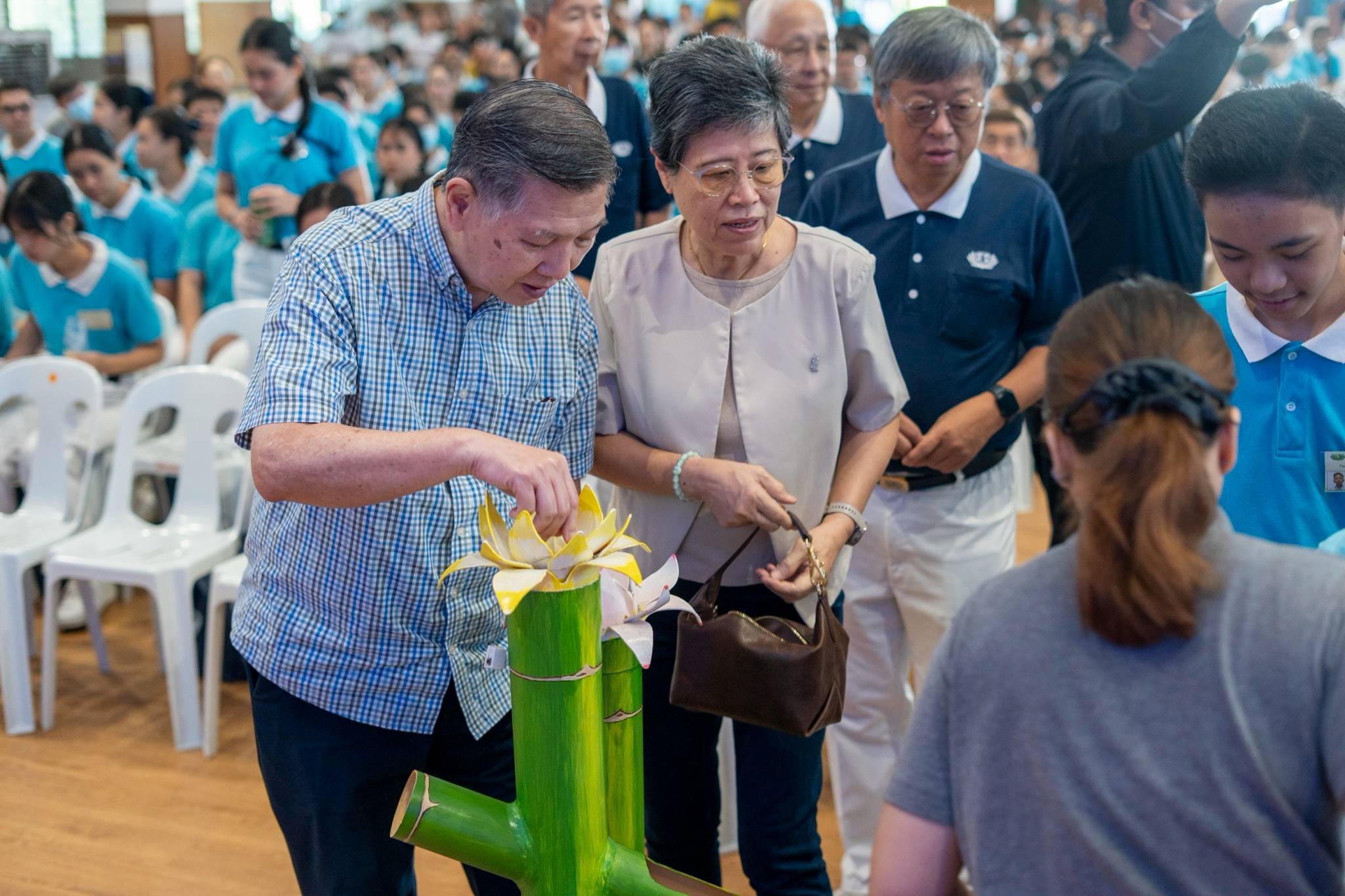 Tzu Chi donors Nelson and Betty Sy of Neltex Development Co. Inc. show their earnest support for the scholars through their bamboo bank donations.