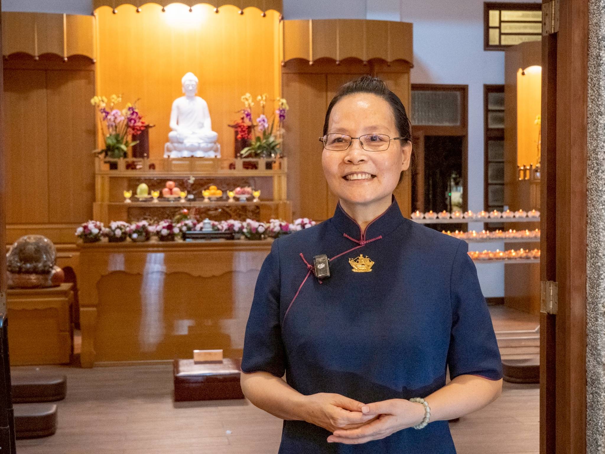 Tzu Chi volunteer Lin Shanya shares blessings with guests and hopes the gathering introduces more people to Tzu Chi.