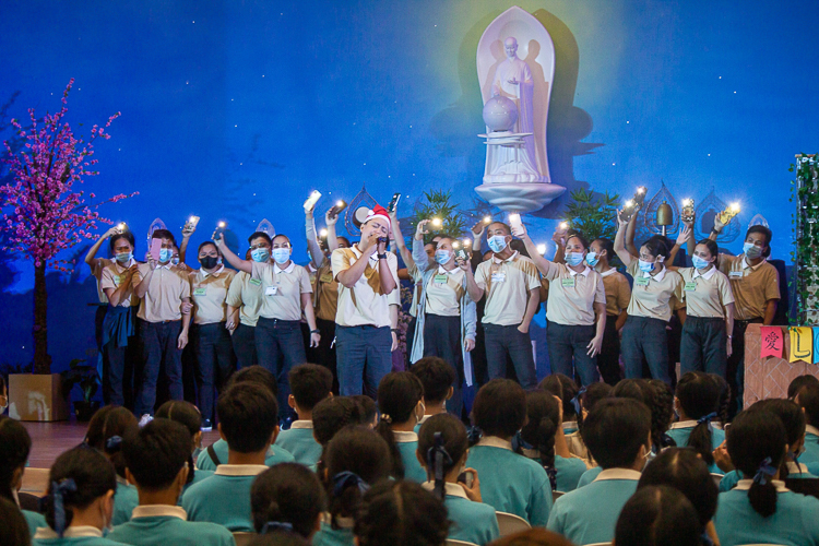 Tzu Chi scholars from Tzu Chi’s Technical-Vocational Program at the Christmas Carol Contest【Photo by Marella Saldonido】