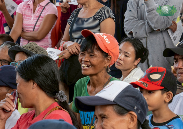Beneficiary Cerenia Marcelo (in orange cap) expresses her gratitude for Tzu Chi’s relief. Now she has the resources to celebrate the holidays with her family despite the typhoon’s effects.