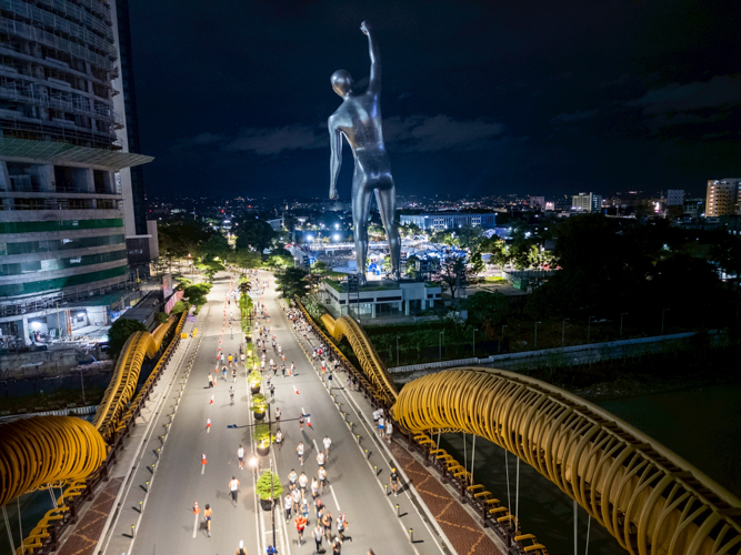 Runners enjoyed the fresh air and inspiring presence of the Victor statue. 