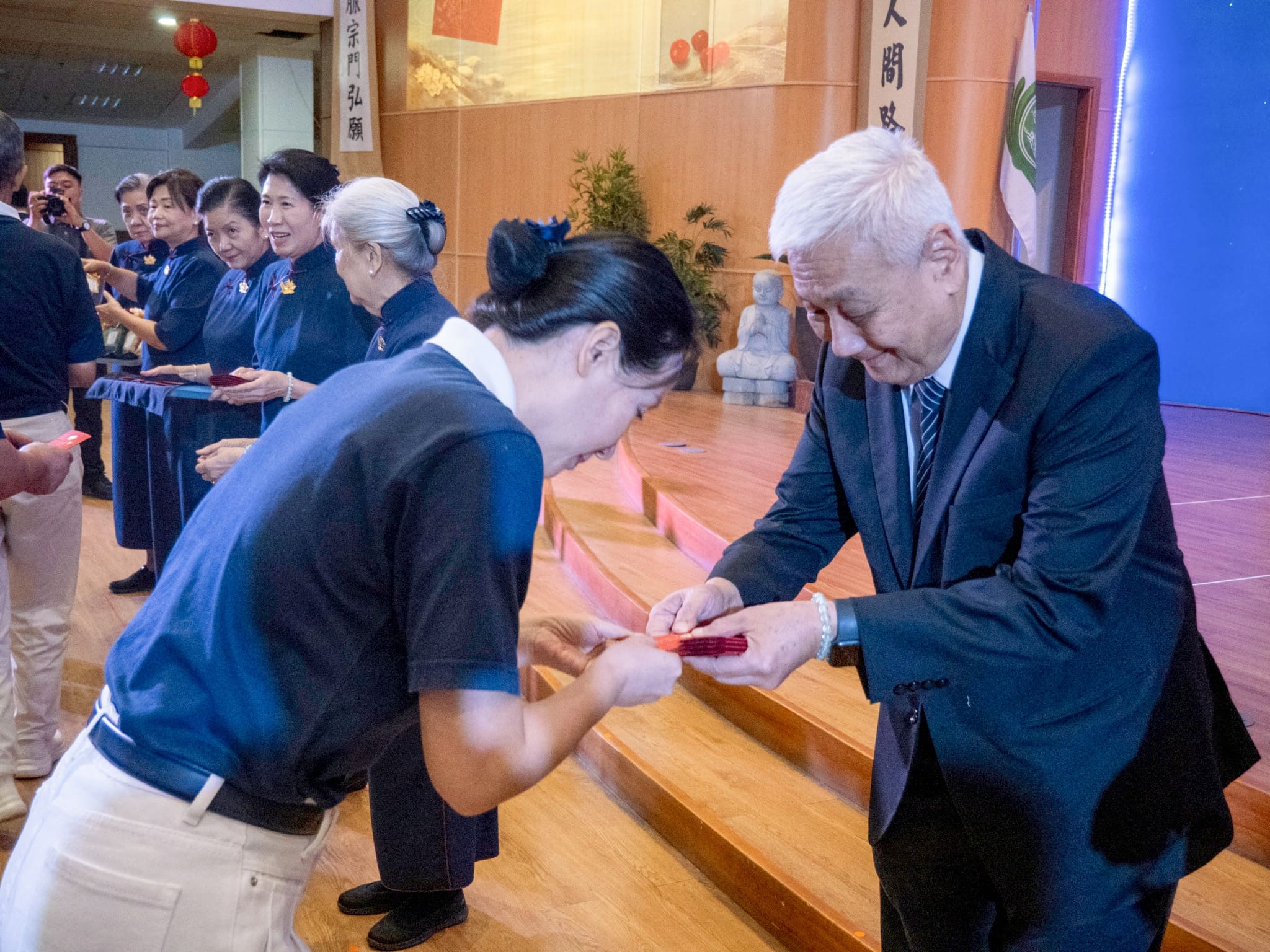 Tzu Chi Philippines CEO Henry Yuñez led the distribution of red envelopes (angpao) to guests, volunteers, and staff. 