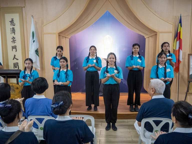 Tzu Chi Pampanga scholars show a heartwarming sign language performance.