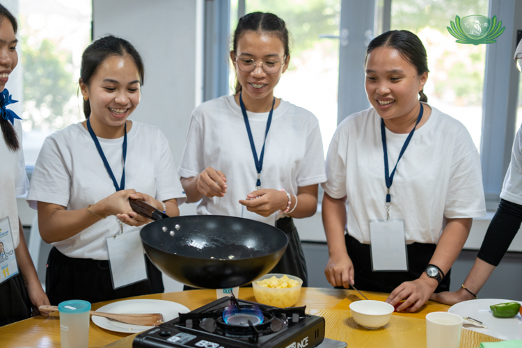 Following volunteer Wilfredo Ortiz Jr.’s instructions, scholars cook for a vegetarian menudo.