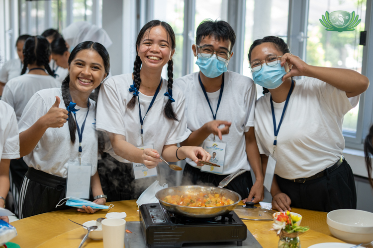 Following volunteer Wilfredo Ortiz Jr.’s instructions, scholars cook for a vegetarian menudo.