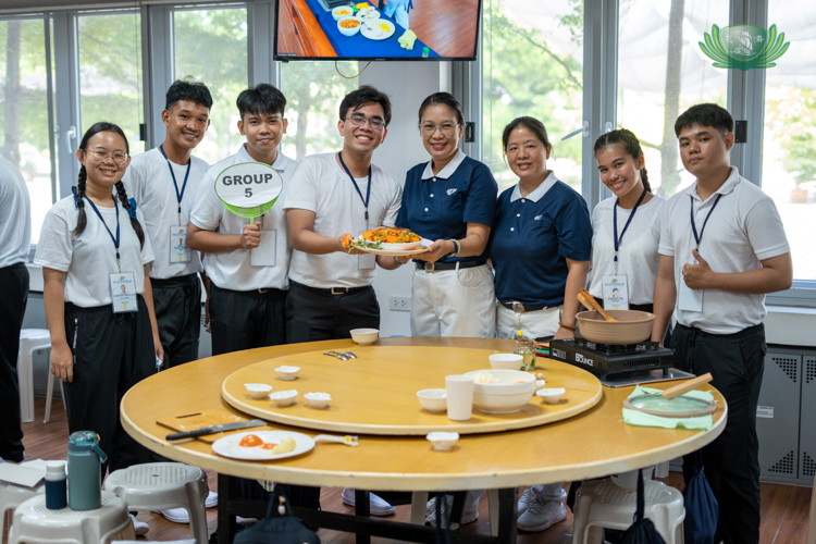 Following volunteer Wilfredo Ortiz Jr.’s instructions, scholars cook for a vegetarian menudo.
