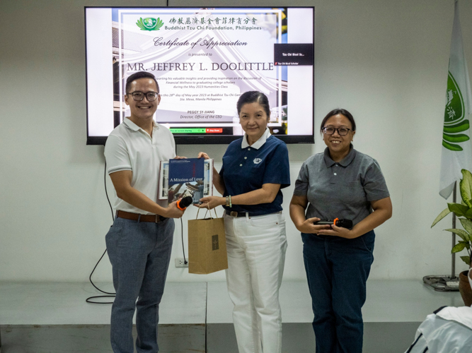 Humanity class guest speaker (and former Tzu Chi scholar) Jeff Doolittle receives a copy of the Tzu Chi 25th anniversary book “A Mission of Love” from Tzu Chi Education Committee Head Rosa So (center) and Tzu Chi Charity Department Head Tina Pasion (right). 【Photo by Matt Serrano】
