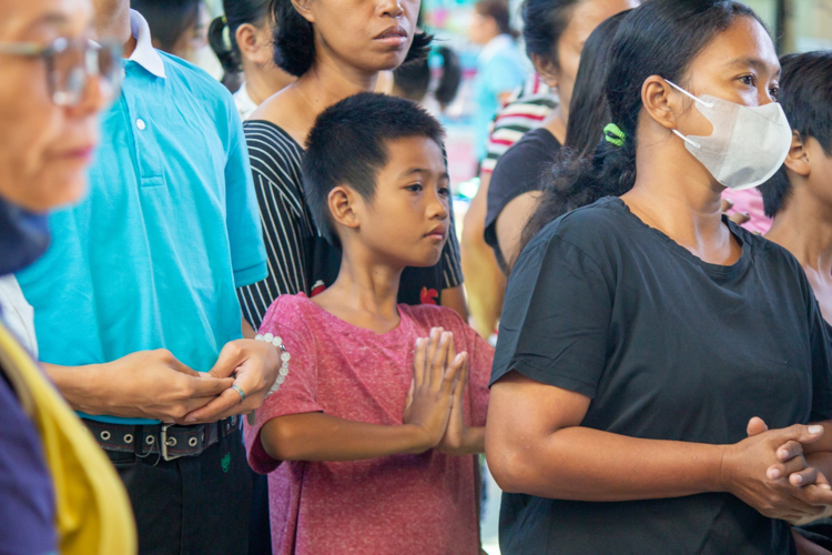 A child participates in the prayer for the families affected by the recent magnitude 7.4 earthquake in Taiwan. 【Photo by Marella Saldonido】