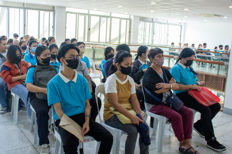 Accompanied by parents or other members of the family, Tzu Chi scholars attend a reapplication interview. 【Photo by Marella Saldonido】